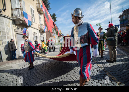 Ivrea, Piemonte, Italia. 26 Febbraio, 2017. Ivrea, Italy-February 26, 2017: la tradizionale battaglia delle arance durante il Carnevale di Ivrea a Ivrea, nei pressi di Torino, Italia Credito: Stefano Guidi/ZUMA filo/Alamy Live News Foto Stock