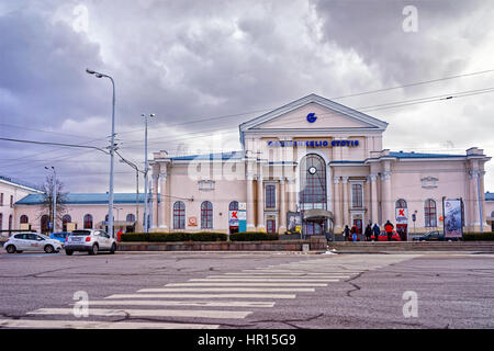 Vilnius, Lituania - 25 Febbraio 2017: Stazione Ferroviaria di Vilnius, Lituania. Persone sullo sfondo Foto Stock