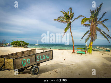 Carrello in legno con Go Slow messaggio in Caye Caulker - Belize Foto Stock