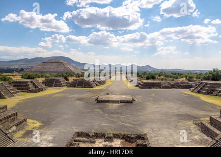 Vista da sopra del Plaza della Luna e morti Avenue con Sun piramide sul background - Teotihuacan rovine, Città del Messico, Messico Foto Stock