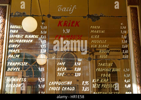 Menu su una parete a specchio a La Mort Subite Tavern di Bruxelles Foto Stock