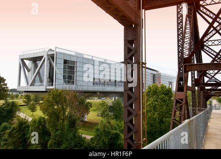 Ala a sbalzo del presidente Bill Clinton library in Little Rock Arkansas affacciato sul fiume Arkansas. Foto Stock