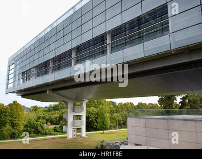 Ala a sbalzo del presidente Bill Clinton library in Little Rock Arkansas affacciato sul fiume Arkansas. Foto Stock