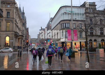 Glasgow Buchanan Street turisti sotto la pioggia Foto Stock