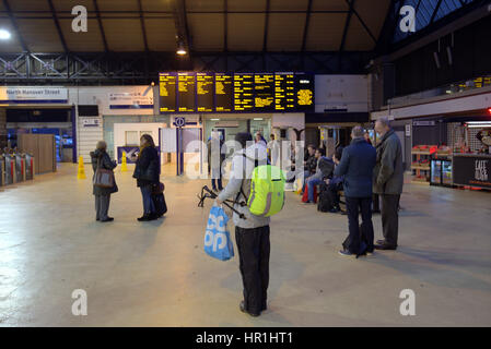 Stazione di Queen Street Glasgow turisti in attesa per i treni Foto Stock