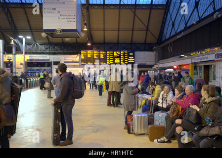 Stazione di Queen Street Glasgow turisti in attesa per i treni Foto Stock