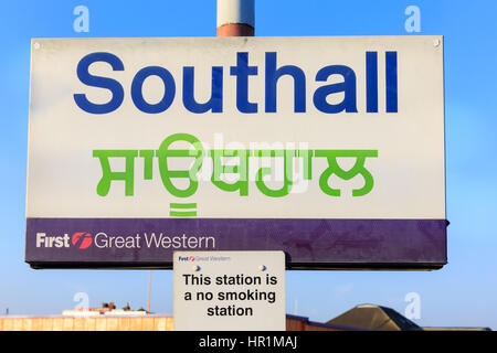 Stazione ferroviaria di Southall sign in inglese e Gurmukhī, uno script comunemente utilizzati per il Punjabi, Southall, Londra Foto Stock