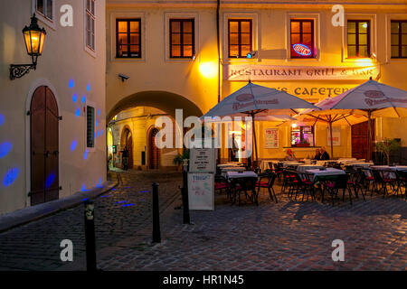 Praga, Repubblica Ceca - 22 settembre 2015: piccolo ristorante all'aperto sulla strada di ciottoli a sera nella Città Vecchia di Praga - la capitale e la città più grande di Foto Stock