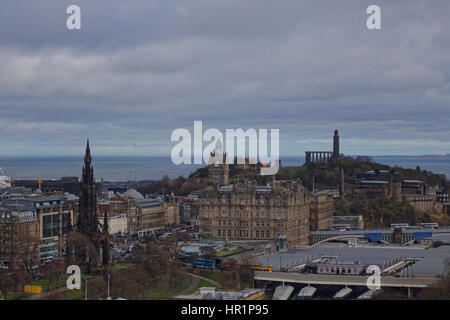 Caltom colle panoramico aerial cityscape di Edimburgo dal castello bastioni Foto Stock