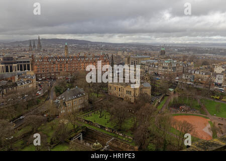 La Chiesa Parrocchiale di St Cuthbert panoramico aerial cityscape di Edimburgo dal castello bastioni Foto Stock