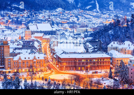 Brasov, Romania. Città vecchia durante l'inverno. Foto Stock