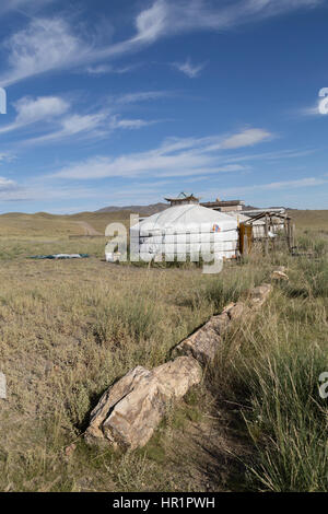 Albero pietrificato in primo piano e Museo Naturalistico Ger nel Gobi Gurvansaikhan National Park in Mongolia Foto Stock