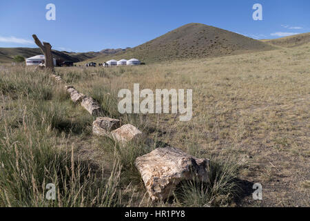 Albero pietrificato in primo piano e Museo Naturalistico Ger nel Gobi Gurvansaikhan National Park in Mongolia Foto Stock