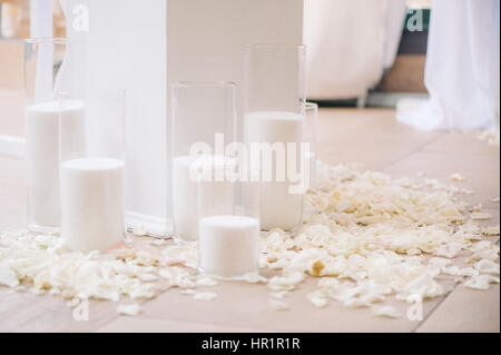 Composizione di gara di candele e petali di rosa Foto Stock