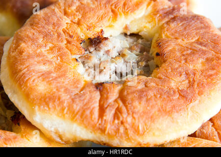 Foto di russo tradizionale a mano torta rossiccio con carne Foto Stock