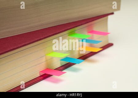Colorate pagina appiccicosa marcatori in un libro di testo Foto Stock