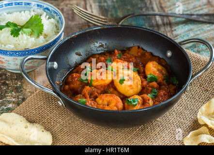 Il curry di gamberi con riso e popodoms Foto Stock