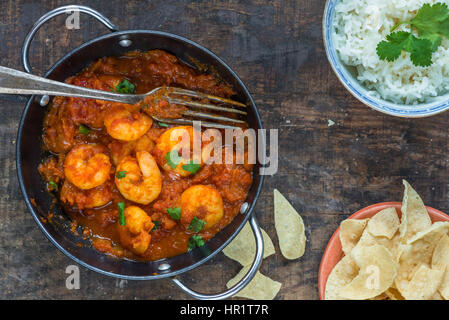 Il curry di gamberi con riso e popodoms Foto Stock