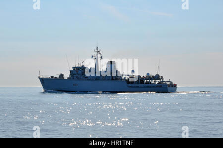 Hms hurworth uscire da Milford haven, Pembrokeshire, su una tranquilla giornata d'estate Foto Stock