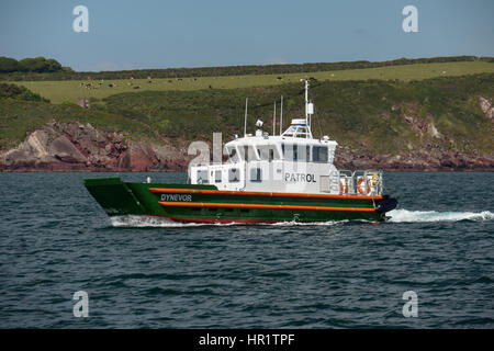 Nave pattuglia pattuglie dynevor Milford haven vie navigabili per Milford haven autorità portuale Foto Stock