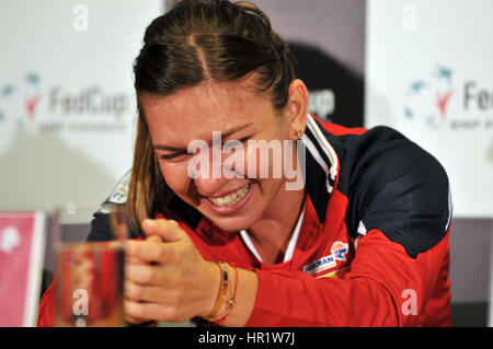 A Cluj Napoca, Romania - 13 Aprile 2016: romeno tennista Simona Halep rispondendo alle domande durante la conferenza stampa prima di Tennis Fed Cup da BN Foto Stock