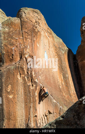 Giovane uomo arrampicata su roccia dalla Vergine di Guadalupe la pittura; Penitente Canyon; Colorado; USA Foto Stock