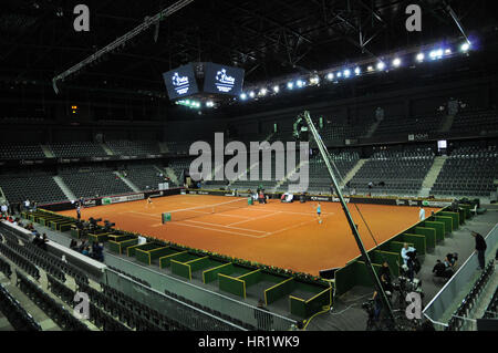 A Cluj Napoca, Romania - 15 Aprile 2016: Tennis squadre della Romania e della Repubblica federale di Germania la riproduzione durante la formazione prima della partita contro la Germania Foto Stock