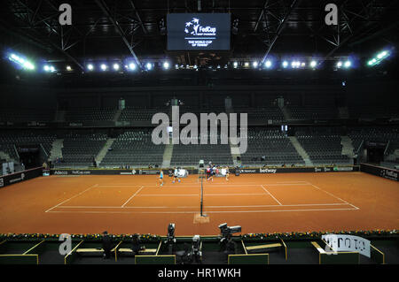 A Cluj Napoca, Romania - 15 Aprile 2016: Tennis squadre della Romania e della Repubblica federale di Germania la riproduzione durante la formazione prima della partita contro la Germania Foto Stock