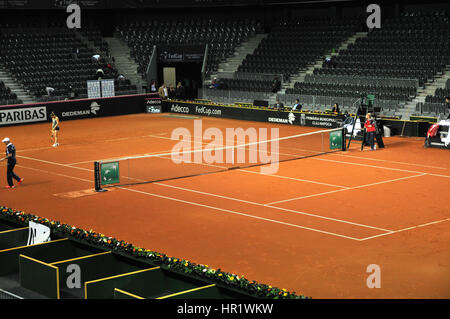 A Cluj Napoca, Romania - 15 Aprile 2016: Tennis squadre della Romania e della Repubblica federale di Germania la riproduzione durante la formazione prima della partita contro la Germania Foto Stock