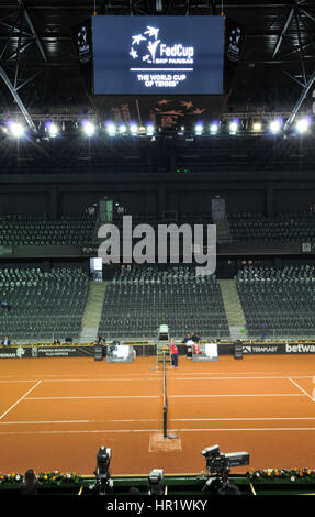 A Cluj Napoca, Romania - 15 Aprile 2016: Tennis squadre della Romania e della Repubblica federale di Germania la riproduzione durante la formazione prima della partita contro la Germania Foto Stock