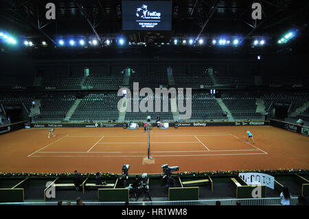 A Cluj Napoca, Romania - 15 Aprile 2016: Tennis squadre della Romania e della Repubblica federale di Germania la riproduzione durante la formazione prima della partita contro la Germania Foto Stock