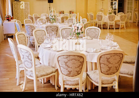 Valutazione tabelle con candelabro in ricche decorazioni per matrimoni sala banchetti Foto Stock