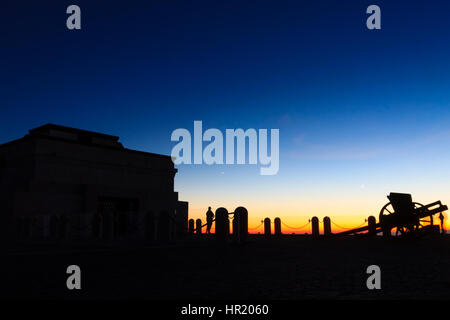 Silhouette di cannone al crepuscolo. Paesaggio notturno dalle Alpi italiane. Foto Stock