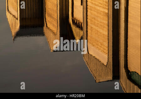 Il Boathouse riflessioni su righe lungo il fronte mare di Everett Marina Foto Stock