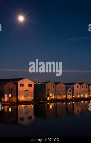 Il Boathouse riflessioni su righe lungo il fronte mare di Everett Marina Foto Stock