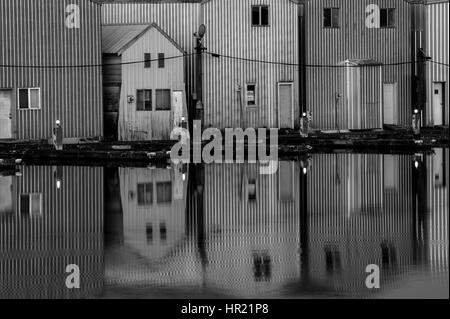 Il Boathouse riflessioni su righe lungo il fronte mare di Everett Marina Foto Stock