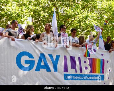 GAYLIB galleggiante, Parigi Pride Parade 2015. Marche des Fiertés. I partecipanti segni di attesa durante il momento di silenzio per coloro che sono morti di HIV/AIDS. Parigi. Foto Stock