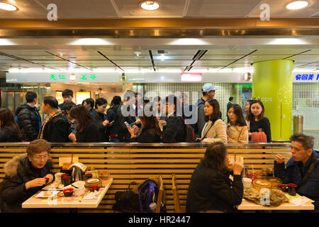 La gente in linea in Tim Ho Wan, la prima stella Michelin ristorante fast food in Hong Kong Foto Stock