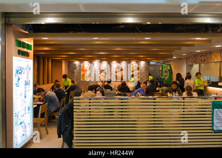 Persone in Tim Ho Wan, la prima stella Michelin ristorante fast food in Hong Kong Foto Stock