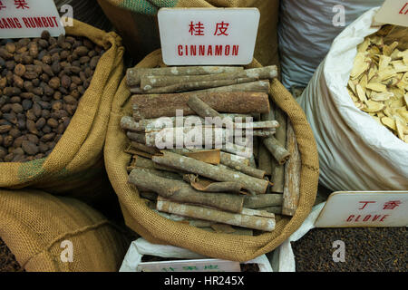 Tutta la cannella sul display in un negozio di spezie in Hong Kong Foto Stock