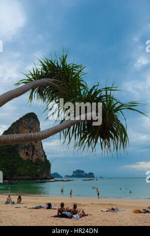 I turisti a prendere il sole sulla spiaggia di Railay, Krabi Foto Stock