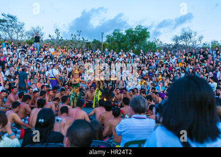 Isola di Bali, Indonesia - 25 agosto 2008: donne abbigliate in sarong dancing tempio tradizionale danza Legong vicino Tanah Lot Foto Stock