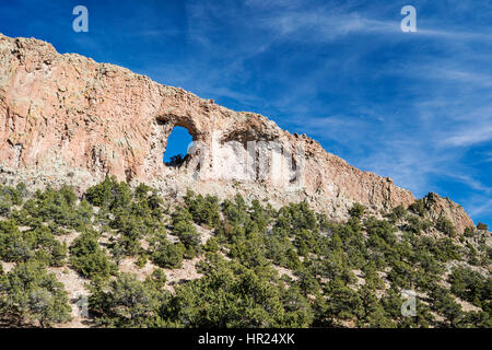 Ampia vista panoramica di Arco Naturale formazione di roccia vicino al penitente Canyon south central Colorado; USA Foto Stock