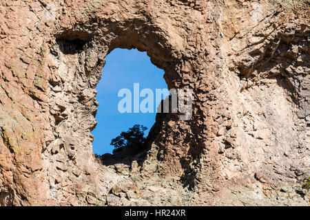 Arco Naturale formazione di roccia vicino al penitente Canyon south central Colorado; USA Foto Stock