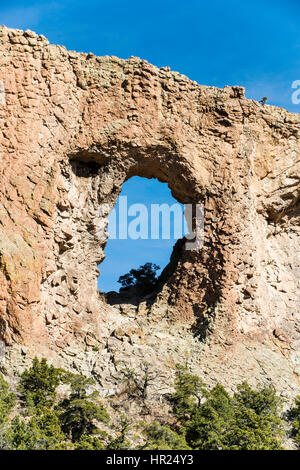 Arco Naturale formazione di roccia vicino al penitente Canyon south central Colorado; USA Foto Stock