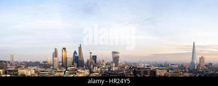 UK, Londra, antenna dello skyline della città panorama con vista del Shard, Tower Bridge e il distretto finanziario e da Canary Wharf Foto Stock