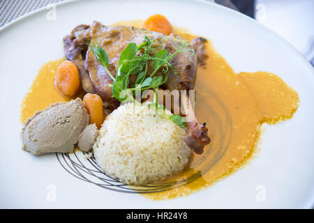 La gamba d'anatra con rosmarino salsa di arancio, sherry scottata di albicocca secca, Bulgur di grano e anatra Parfait di fegato a La Petite Ferme, Frans Foto Stock