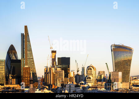 UK, Londra, vista in elevazione dei moderni grattacieli della città nel quartiere degli affari