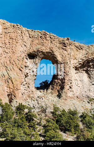 Arco Naturale formazione di roccia vicino al penitente Canyon south central Colorado; USA Foto Stock