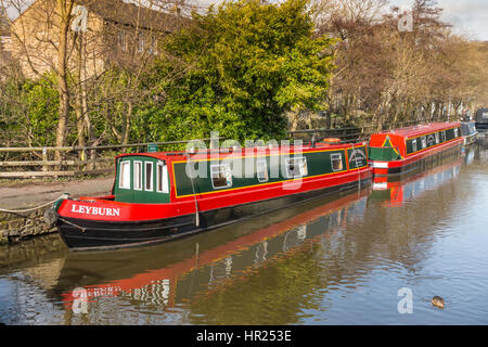 Due dipinto luminosamente canal imbarcazioni strette sul canale Leeds-Liverpool vicino al centro della città in Skipton North Yorkshire Foto Stock